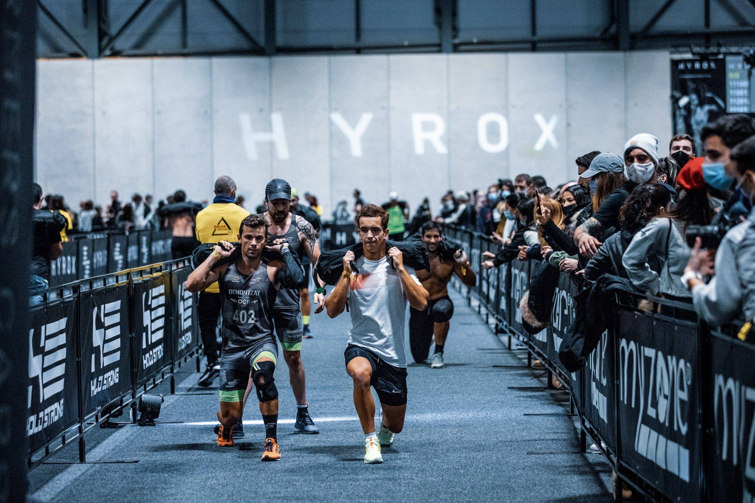 En qué consiste el entrenamiento de Zancadas en Hyrox?  
Con saco apoyado en la espalda. Hay que realizar 200 metros de zancadas sin soltar el saco.